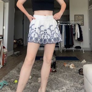 White and blue elastic waist pull on short